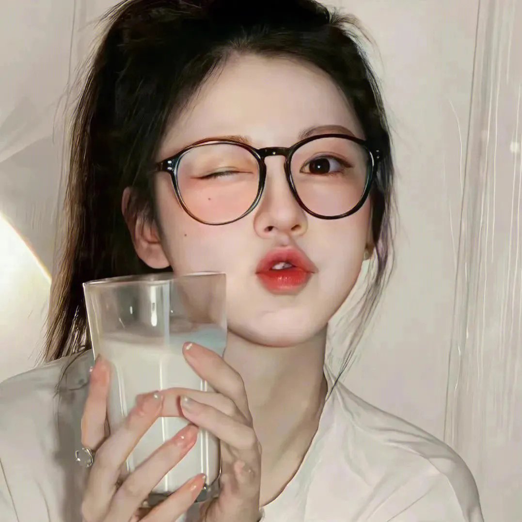 坐在酒吧里吃蛋糕